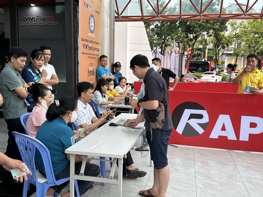 Vĩnh Phúc: Người dân đội mưa mua vé xem bóng chuyền nữ quốc tế- Ảnh 4. Vĩnh Phúc: Người dân đội mưa mua vé xem bóng chuyền nữ quốc tế- Ảnh 4.