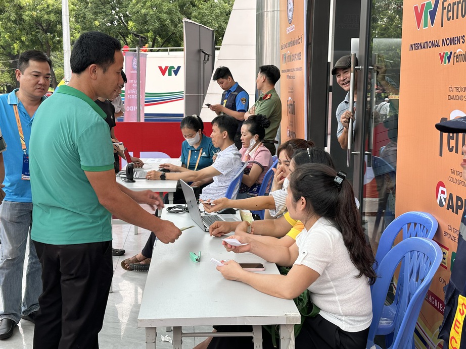 Vĩnh Phúc: Người dân đội mưa mua vé xem bóng chuyền nữ quốc tế- Ảnh 5. Vĩnh Phúc: Người dân đội mưa mua vé xem bóng chuyền nữ quốc tế- Ảnh 5.