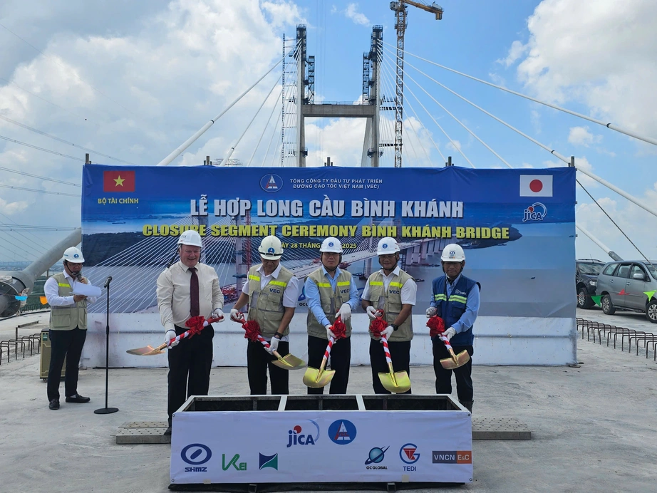 Hợp long cầu Bình Khánh trên cao tốc Bến Lức - Long Thành- Ảnh 1. Hợp long cầu Bình Khánh trên cao tốc Bến Lức - Long Thành- Ảnh 1.