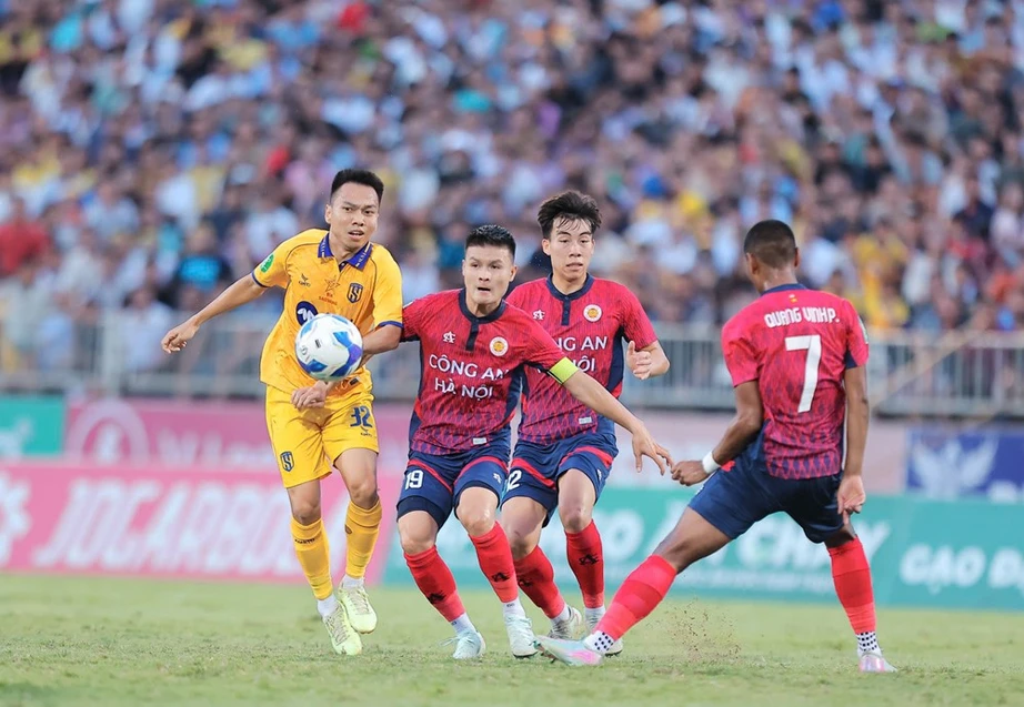 Thắng đậm SLNA, CAHN vô địch Cúp Quốc gia 2024-2025- Ảnh 1. Thắng đậm SLNA, CAHN vô địch Cúp Quốc gia 2024-2025- Ảnh 1.