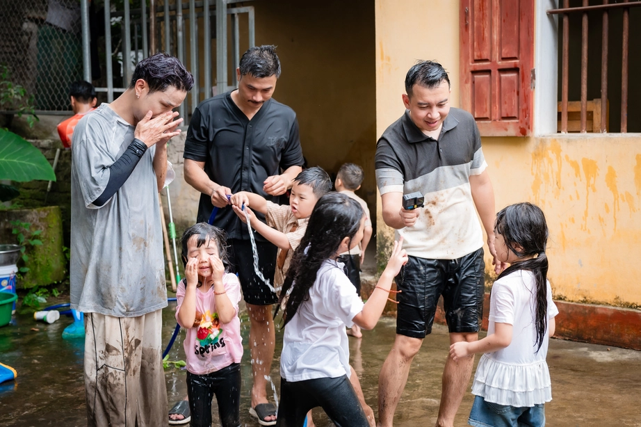 Các bố con trải nghiệm tắm vòi xịt Các bố con trải nghiệm tắm vòi xịt