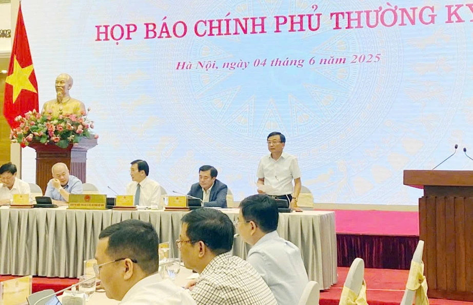 Thứ trưởng Nguyễn Danh Huy thông tin về phương án bỏ giấy phép xây dựng- Ảnh 1.
