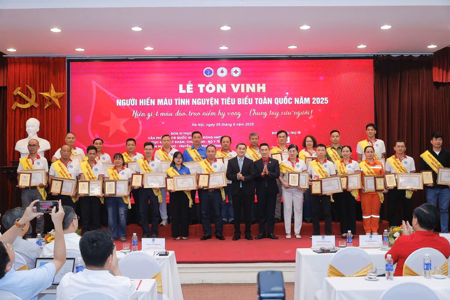 Tôn vinh người hiến máu tình nguyện: Có nhiều người hơn 100 lần hiến máu lẫn tiểu cầu - Ảnh 1. Tôn vinh người hiến máu tình nguyện: Có nhiều người hơn 100 lần hiến máu lẫn tiểu cầu - Ảnh 1.