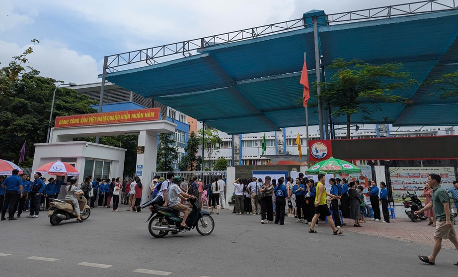 Hà Nội đảm bảo nghiêm túc trong ngày làm thủ tục thi lớp 10- Ảnh 1. Hà Nội đảm bảo nghiêm túc trong ngày làm thủ tục thi lớp 10- Ảnh 1.