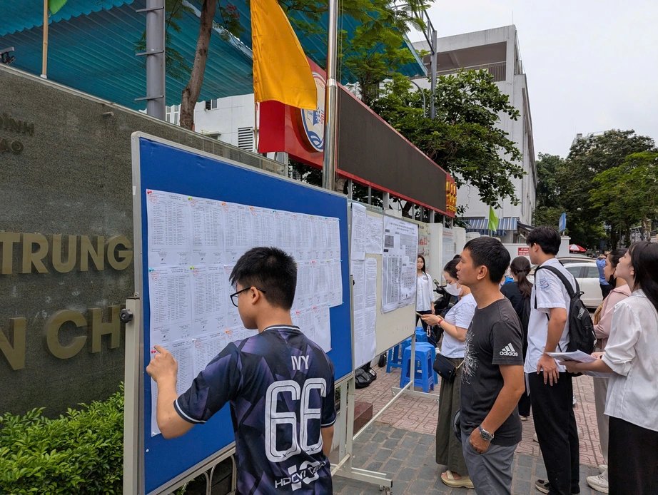 Hà Nội đảm bảo nghiêm túc trong ngày làm thủ tục thi lớp 10- Ảnh 2. Hà Nội đảm bảo nghiêm túc trong ngày làm thủ tục thi lớp 10- Ảnh 2.
