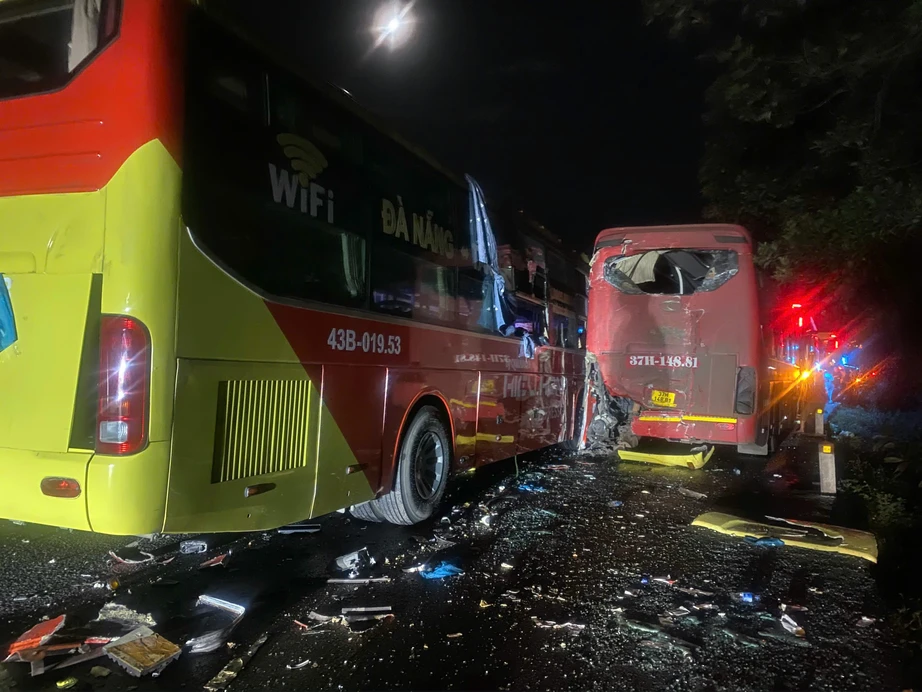 Ba xe chở hơn 100 hành khách tông liên hoàn trên đường tránh Huế, nhiều người nhập viện- Ảnh 2. Ba xe chở hơn 100 hành khách tông liên hoàn trên đường tránh Huế, nhiều người nhập viện- Ảnh 2.