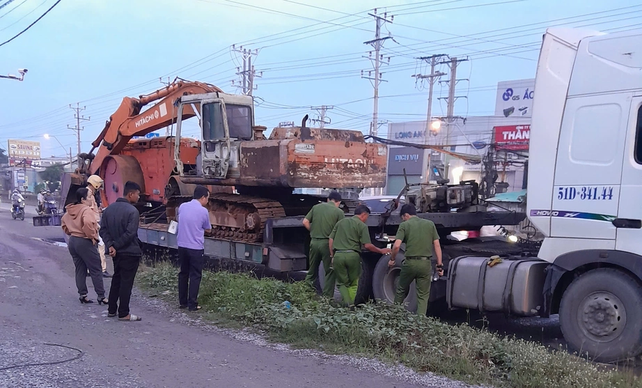 Long An: Tự té trên QL1, hai người đi xe máy bị xe container cán tử vong- Ảnh 1. Long An: Tự té trên QL1, hai người đi xe máy bị xe container cán tử vong- Ảnh 1.