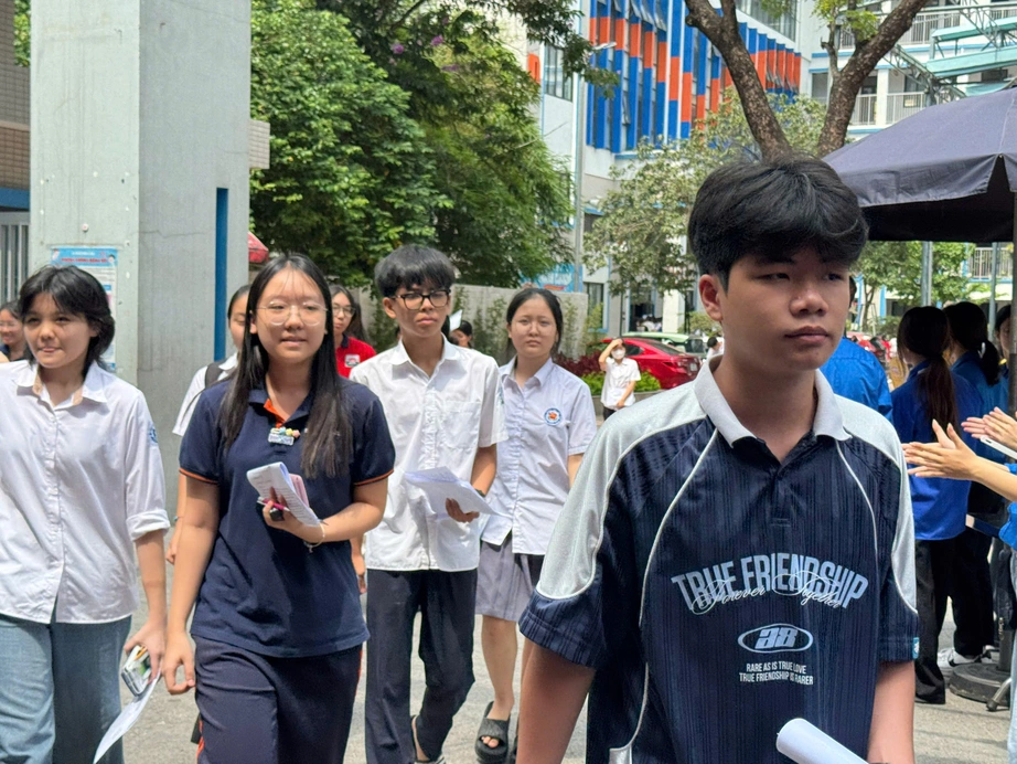 Hơn 100.000 thí sinh Hà Nội hoàn thành kỳ thi vào lớp 10 công lập- Ảnh 4. Hơn 100.000 thí sinh Hà Nội hoàn thành kỳ thi vào lớp 10 công lập- Ảnh 4.