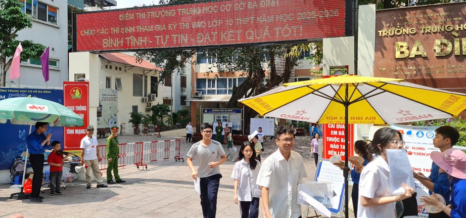 Hơn 100.000 thí sinh Hà Nội hoàn thành kỳ thi vào lớp 10 công lập- Ảnh 5. Hơn 100.000 thí sinh Hà Nội hoàn thành kỳ thi vào lớp 10 công lập- Ảnh 5.