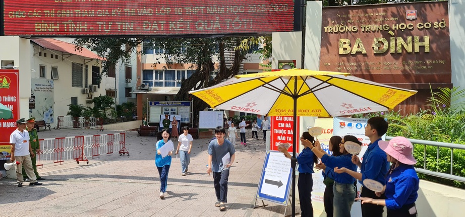 Hơn 100.000 thí sinh Hà Nội hoàn thành kỳ thi vào lớp 10 công lập- Ảnh 3. Hơn 100.000 thí sinh Hà Nội hoàn thành kỳ thi vào lớp 10 công lập- Ảnh 3.