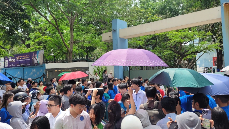 Hơn 100.000 thí sinh Hà Nội hoàn thành kỳ thi vào lớp 10 công lập- Ảnh 6. Hơn 100.000 thí sinh Hà Nội hoàn thành kỳ thi vào lớp 10 công lập- Ảnh 6.