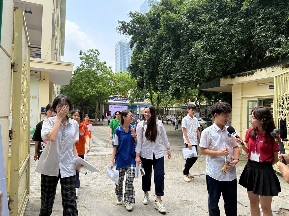 Hơn 100.000 thí sinh Hà Nội hoàn thành kỳ thi vào lớp 10 công lập- Ảnh 7. Hơn 100.000 thí sinh Hà Nội hoàn thành kỳ thi vào lớp 10 công lập- Ảnh 7.