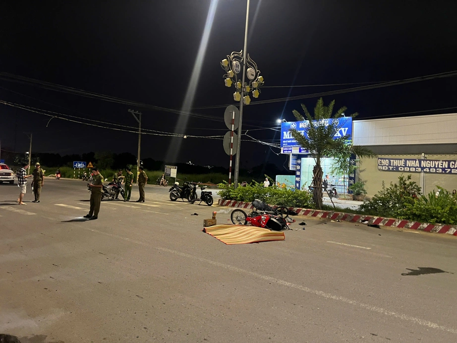 Xe máy đi tốc độ cao tông nhau, hai nam sinh thương vong- Ảnh 2. Xe máy đi tốc độ cao tông nhau, hai nam sinh thương vong- Ảnh 2.