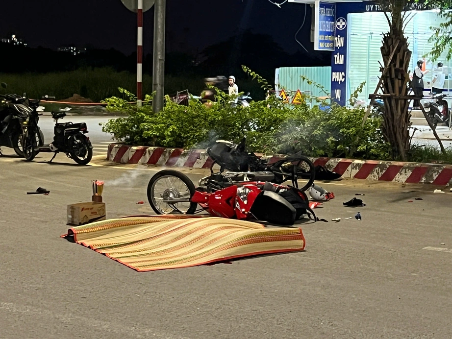 Xe máy đi tốc độ cao tông nhau, hai nam sinh thương vong- Ảnh 1. Xe máy đi tốc độ cao tông nhau, hai nam sinh thương vong- Ảnh 1.
