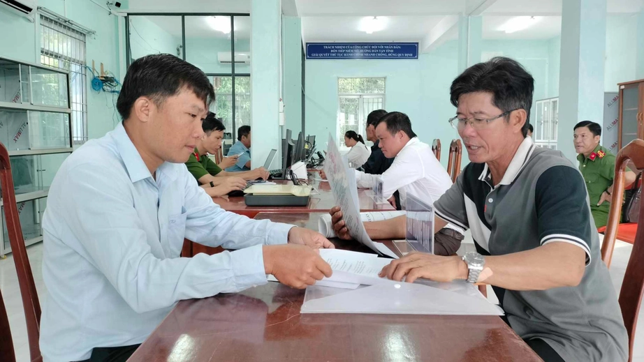 Ngày đầu vận hành, các "siêu phường xã" đông người dân làm thủ tục- Ảnh 16. Ngày đầu vận hành, các "siêu phường xã" đông người dân làm thủ tục- Ảnh 16.