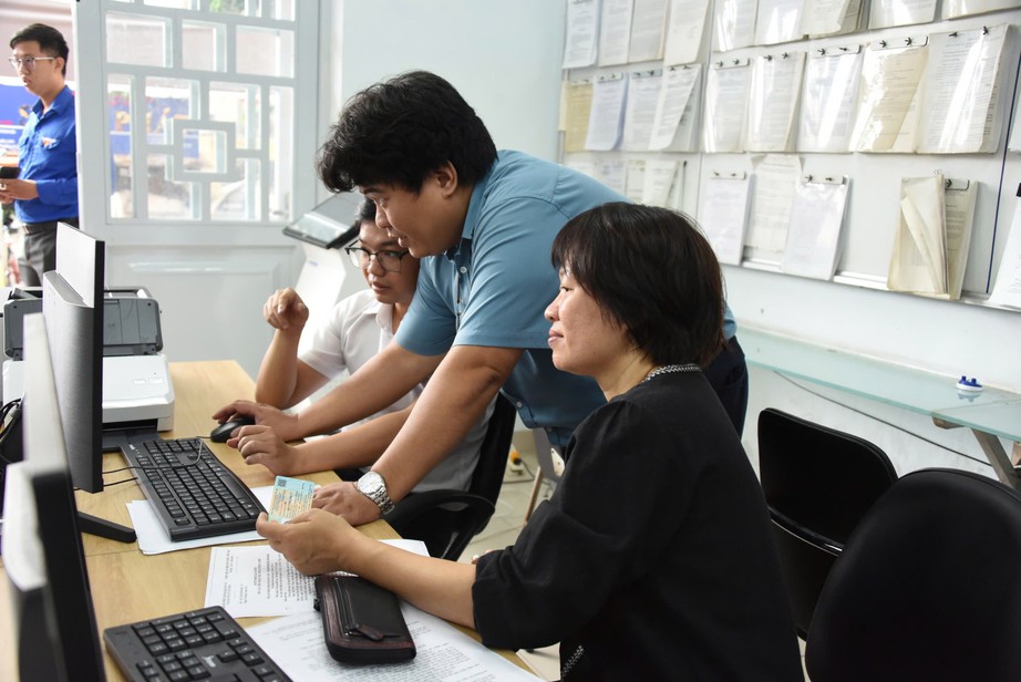 TP.HCM đặt mục tiêu vào top 10 cả nước về cải cách hành chính năm 2026- Ảnh 2. TP.HCM đặt mục tiêu vào top 10 cả nước về cải cách hành chính năm 2026- Ảnh 2.