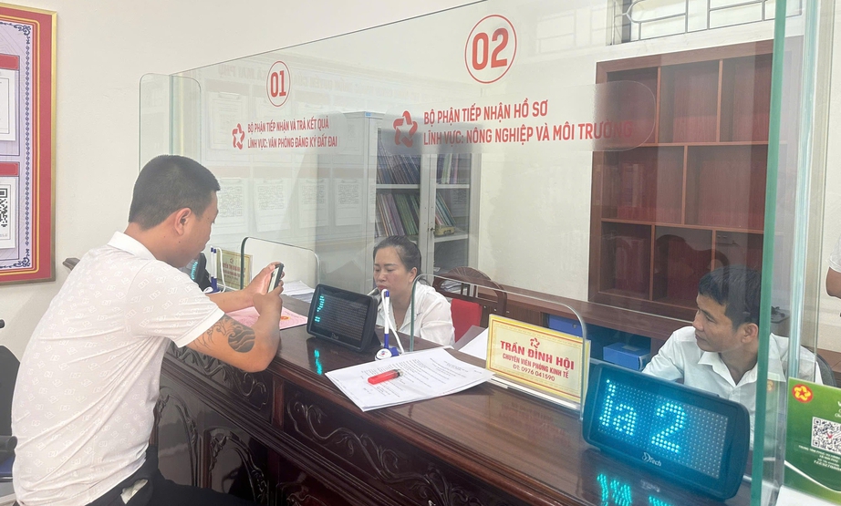 Ngày đầu vận hành, các "siêu phường xã", đông người dân làm thủ tục- Ảnh 8. Ngày đầu vận hành, các "siêu phường xã", đông người dân làm thủ tục- Ảnh 8.