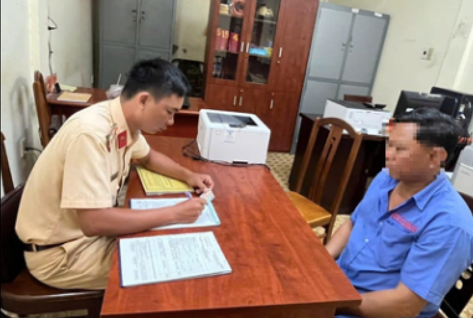 TP.HCM: Tài xế xe buýt dừng đón khách giữa đường bị xử phạt- Ảnh 1. TP.HCM: Tài xế xe buýt dừng đón khách giữa đường bị xử phạt- Ảnh 1.