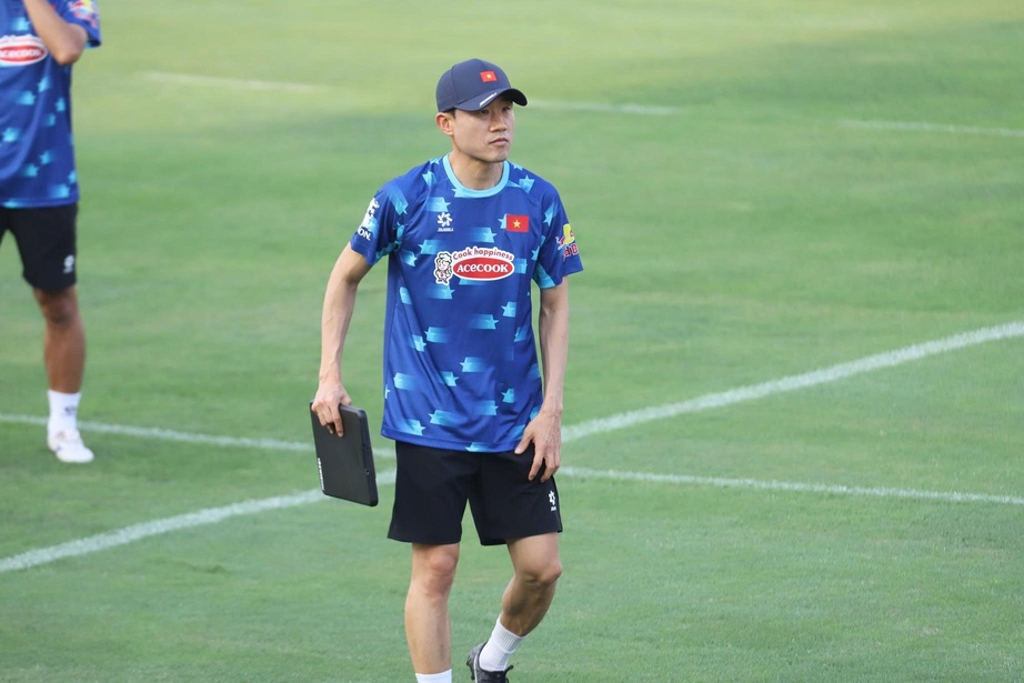 “Cánh tay phải” một thời của HLV Kim Sang-sik bất ngờ đến V-League làm việc- Ảnh 1. “Cánh tay phải” một thời của HLV Kim Sang-sik bất ngờ đến V-League làm việc- Ảnh 1.