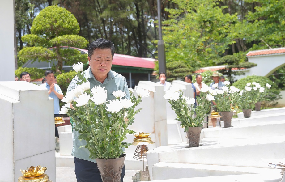 Bộ trưởng Trần Hồng Minh dâng hương tưởng niệm các anh hùng liệt sĩ Trường Sơn- Ảnh 2.