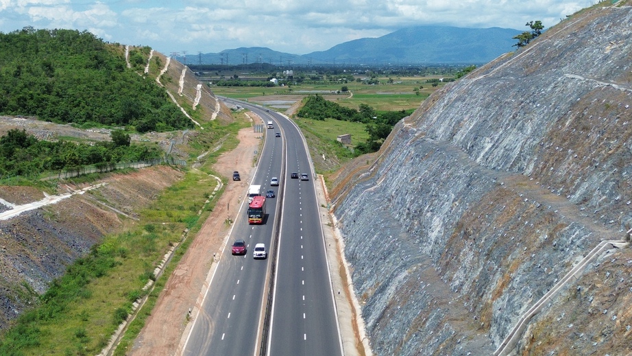 Lắp dải phân cách ngăn ô tô đỗ xe trái phép trên cao tốc Vĩnh Hảo - Phan Thiết- Ảnh 2.