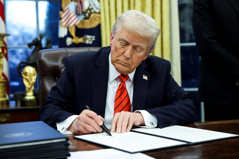 Trump áp thuế 30% lên hàng hóa từ EU và Mexico- Ảnh 1. Trump áp thuế 30% lên hàng hóa từ EU và Mexico- Ảnh 1.