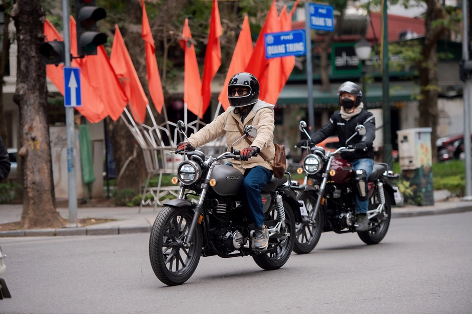 Bị xe máy điện cạnh tranh, xe máy xăng vẫn bán chạy- Ảnh 1. Bị xe máy điện cạnh tranh, xe máy xăng vẫn bán chạy- Ảnh 1.