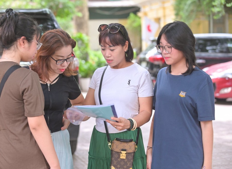 Phổ điểm môn Ngữ văn vắng điểm 10 kỳ thi tốt nghiệp THPT 2025- Ảnh 1. Phổ điểm môn Ngữ văn vắng điểm 10 kỳ thi tốt nghiệp THPT 2025- Ảnh 1.