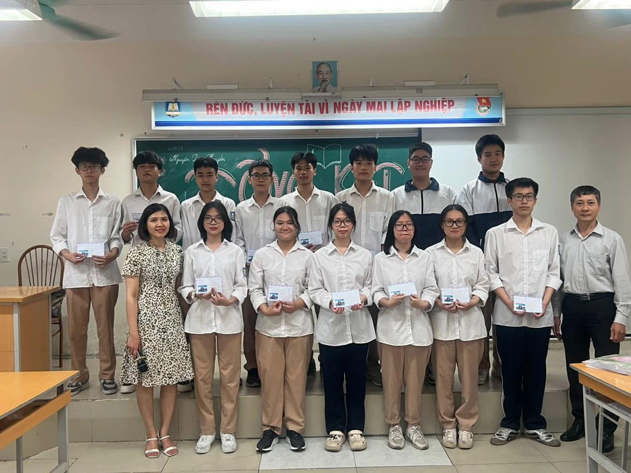 Thủ khoa khối A00 từ Trường Nguyễn Gia Thiều với 30/30 điểm- Ảnh 1. Thủ khoa khối A00 từ Trường Nguyễn Gia Thiều với 30/30 điểm- Ảnh 1.