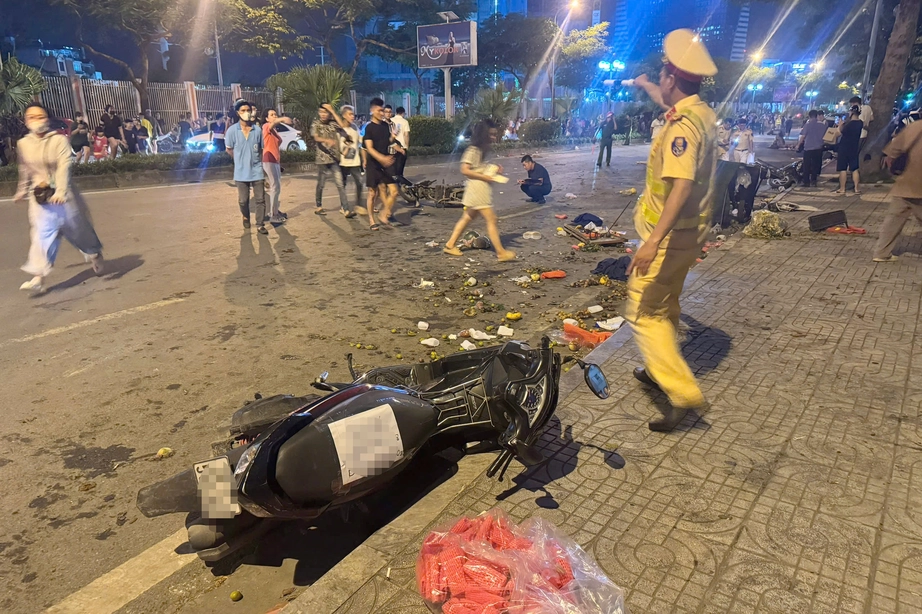 Tai nạn liên hoàn ở Dương Nội, một người tử vong: Tài xế ô tô có nồng độ cồn rất cao- Ảnh 2. Tai nạn liên hoàn ở Dương Nội, một người tử vong: Tài xế ô tô có nồng độ cồn rất cao- Ảnh 2.