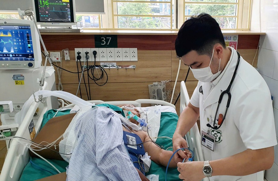 Ngừng tim, tổn thương não vì nghe thầy lang dùng thuốc lá trị rắn cắn- Ảnh 1. Ngừng tim, tổn thương não vì nghe thầy lang dùng thuốc lá trị rắn cắn- Ảnh 1.