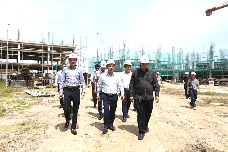 Thứ trưởng Nguyễn Văn Sinh kiểm tra dự án nhà ở xã hội tại Quảng Ninh- Ảnh 1.