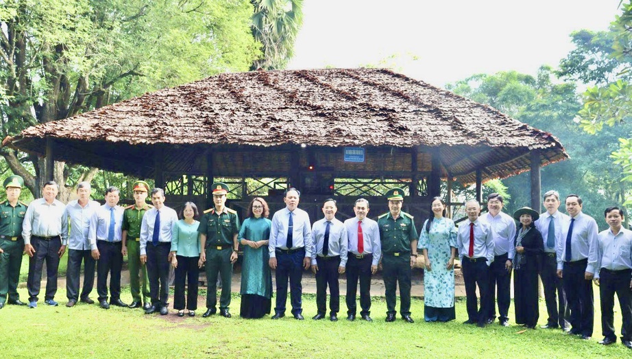 Đồng Nai: Dâng hương tại Căn cứ Tà Thiết, tặng quà tri ân người có công nhân dịp 27/7- Ảnh 5.