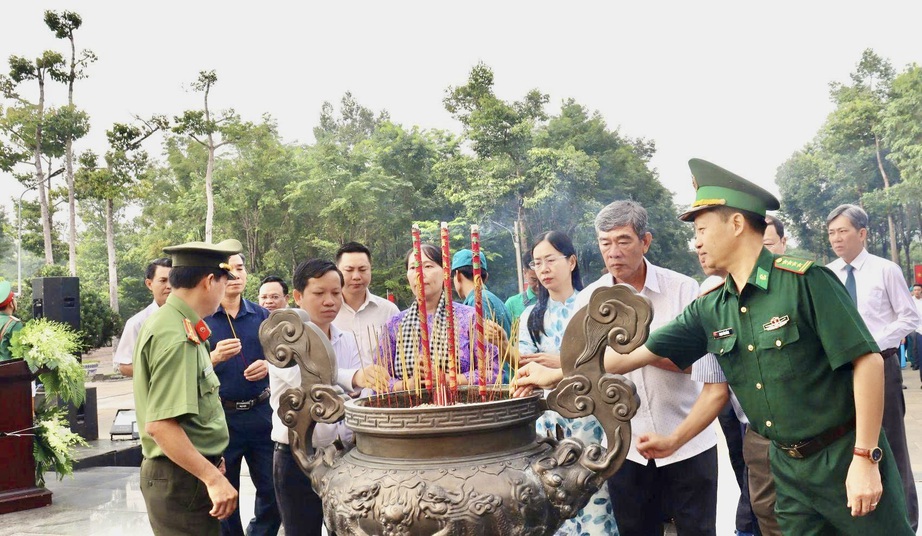 Đồng Nai: Dâng hương tại Căn cứ Tà Thiết, tặng quà tri ân người có công nhân dịp 27/7- Ảnh 4.
