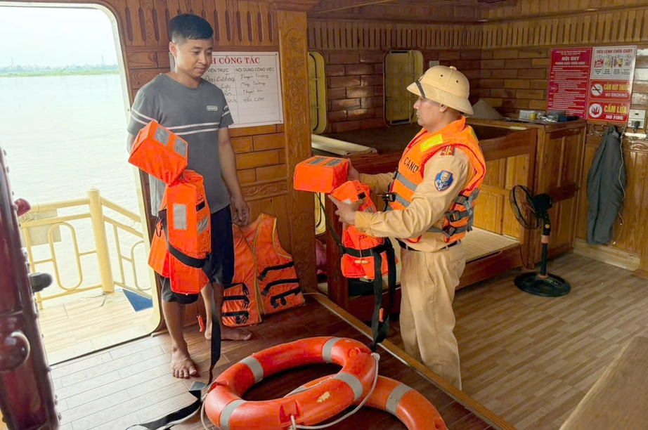 Hà Nội: CSGT, công an xã trực tiếp hướng dẫn phòng chống bão tại các bến phà, làng chài- Ảnh 2. Hà Nội: CSGT, công an xã trực tiếp hướng dẫn phòng chống bão tại các bến phà, làng chài- Ảnh 2.