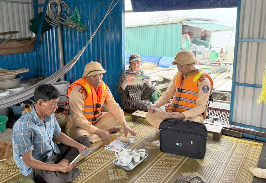 Hà Nội: CSGT, công an xã trực tiếp hướng dẫn phòng chống bão tại các bến phà, làng chài- Ảnh 1. Hà Nội: CSGT, công an xã trực tiếp hướng dẫn phòng chống bão tại các bến phà, làng chài- Ảnh 1.