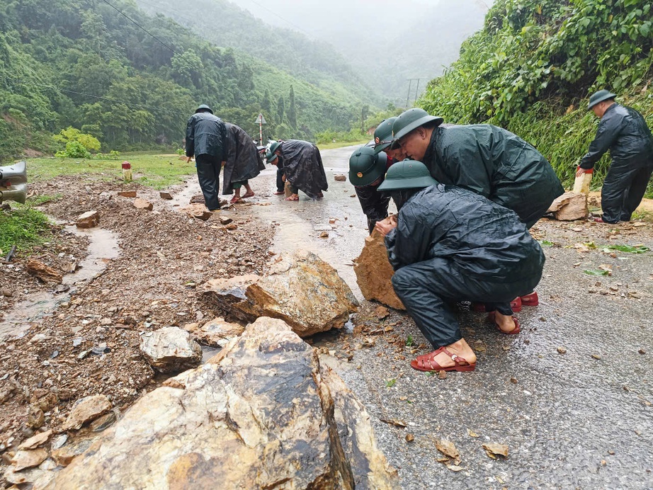 Sẵn sàng ứng phó khẩn cấp với mưa lũ ảnh hưởng tới khu vực hạ lưu sông ngòi, hồ đập- Ảnh 3.