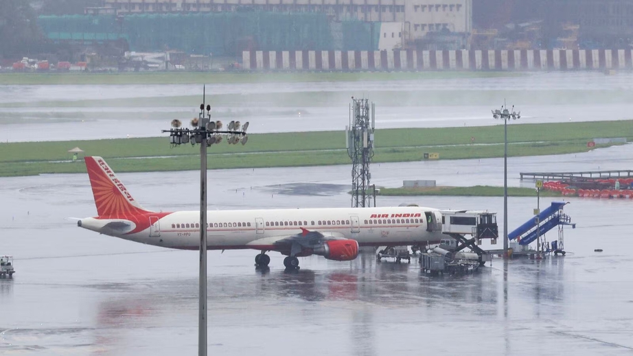 Máy bay Air India bị cháy phần đuôi sau khi hạ cánh tại Delhi, Ấn Độ- Ảnh 1.