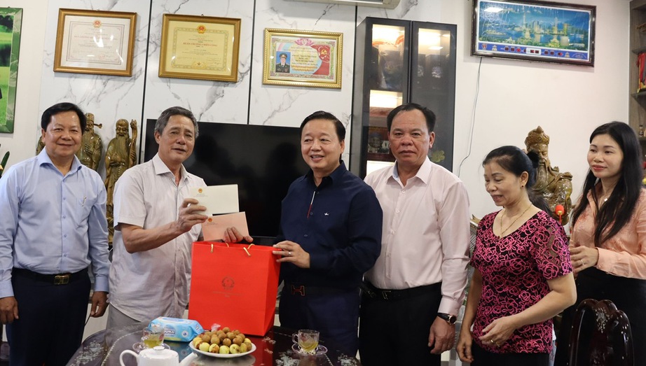 Phó Thủ tướng Trần Hồng Hà thăm, tặng quà người có công tỉnh Đồng Nai dịp 27/7- Ảnh 2. Phó Thủ tướng Trần Hồng Hà thăm, tặng quà người có công tỉnh Đồng Nai dịp 27/7- Ảnh 2.