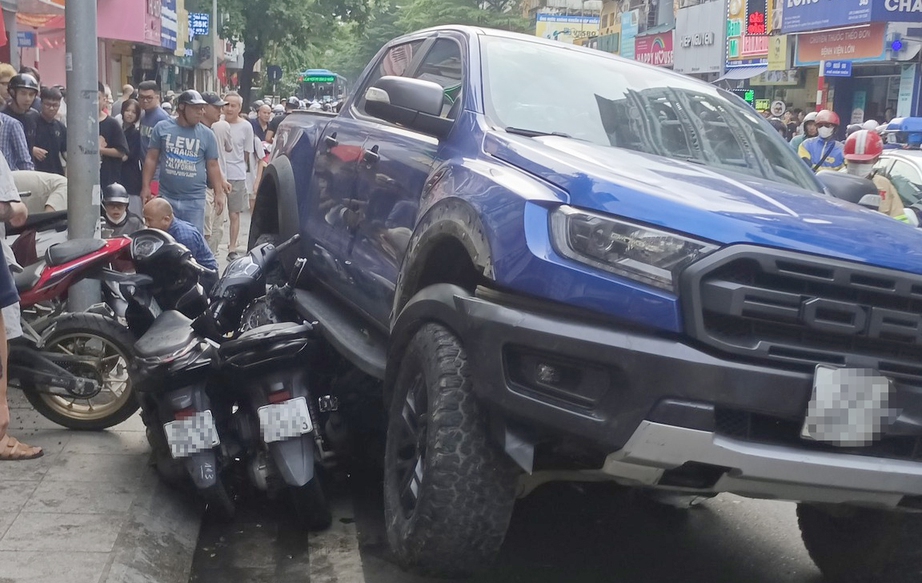 Hà Nội: Tường trình của tài xế xe bán tải tông 9 xe máy ở Khâm Thiên- Ảnh 1.