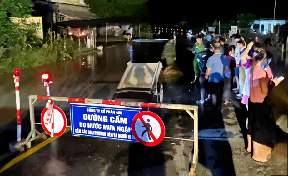 Nghệ An: Lũ tràn xuống hạ du, người dân lại trắng đêm chạy lũ- Ảnh 2.