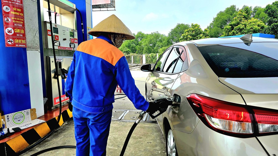 Giá xăng giảm về sát 19.000 đồng/lít- Ảnh 1. Giá xăng giảm về sát 19.000 đồng/lít- Ảnh 1.