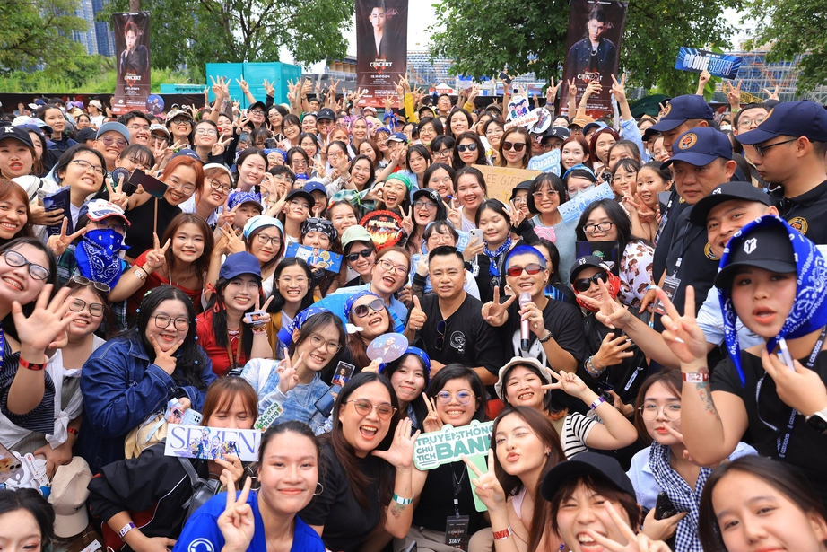 Khán giả "đu idol" tại Anh trai vượt ngàn chông gai. Khán giả "đu idol" tại Anh trai vượt ngàn chông gai.