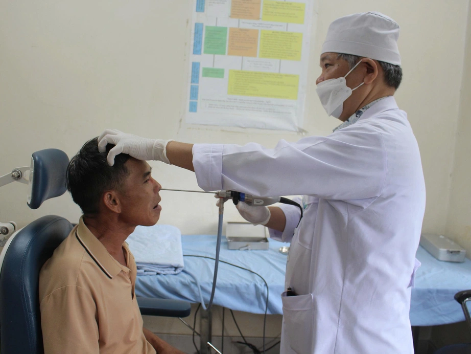 Gia Lai: Uống nước suối rừng, người đàn ông bị con vắt dài 8cm ký sinh trong mũi- Ảnh 1.