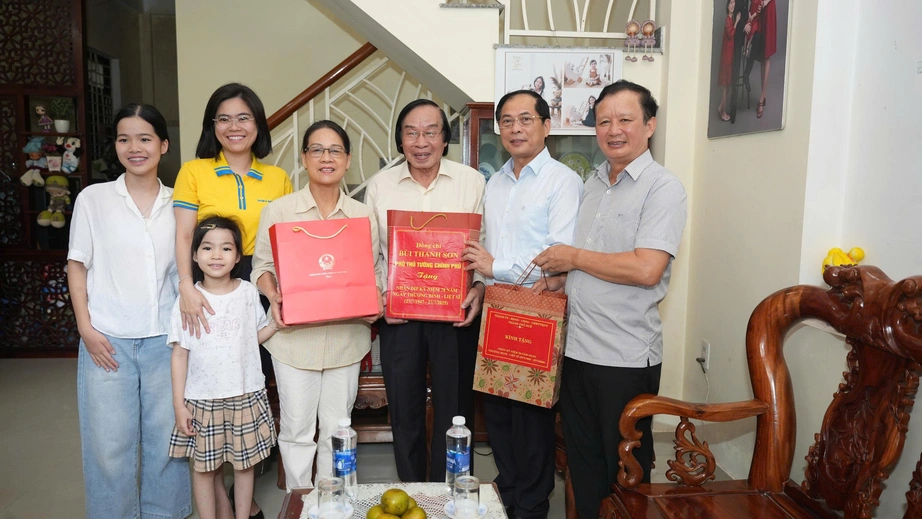 Thủ tướng Phạm Minh Chính: Khai thác hiệu quả hai bờ sông Hương, phát triển nhà ở xã hội- Ảnh 4.