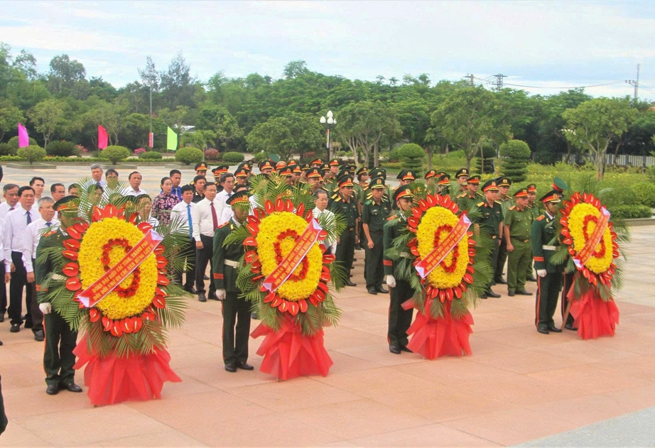 Ấn tượng chương trình nghệ thuật "Bản hùng ca bất diệt" tri ân các anh hùng liệt sĩ- Ảnh 4. Ấn tượng chương trình nghệ thuật "Bản hùng ca bất diệt" tri ân các anh hùng liệt sĩ- Ảnh 4.