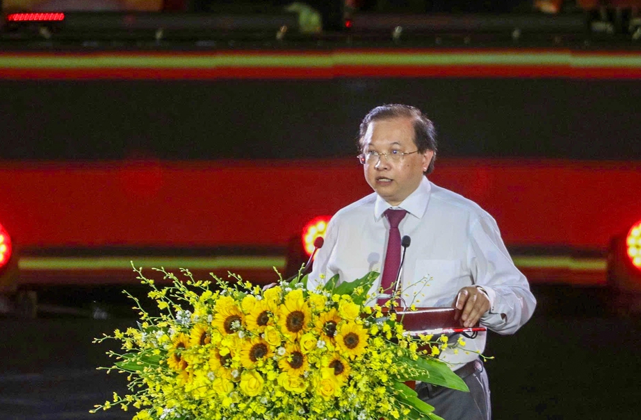Ấn tượng chương trình nghệ thuật "Bản hùng ca bất diệt" tri ân các anh hùng liệt sĩ- Ảnh 2. Ấn tượng chương trình nghệ thuật "Bản hùng ca bất diệt" tri ân các anh hùng liệt sĩ- Ảnh 2.