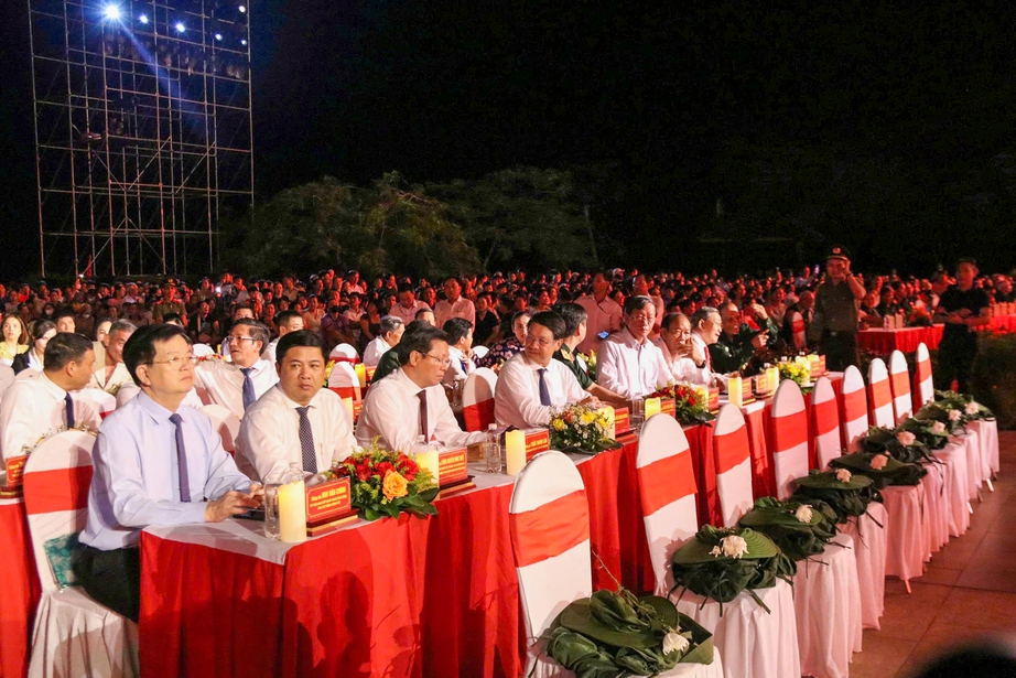 Ấn tượng chương trình nghệ thuật "Bản hùng ca bất diệt" tri ân các anh hùng liệt sĩ- Ảnh 1. Ấn tượng chương trình nghệ thuật "Bản hùng ca bất diệt" tri ân các anh hùng liệt sĩ- Ảnh 1.