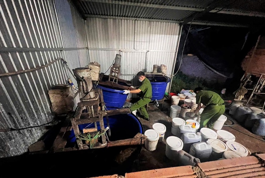 Triệt phá cơ sở nghi sản xuất hàng trăm tấn phân bón giả bán ra thị trường- Ảnh 1. Triệt phá cơ sở nghi sản xuất hàng trăm tấn phân bón giả bán ra thị trường- Ảnh 1.