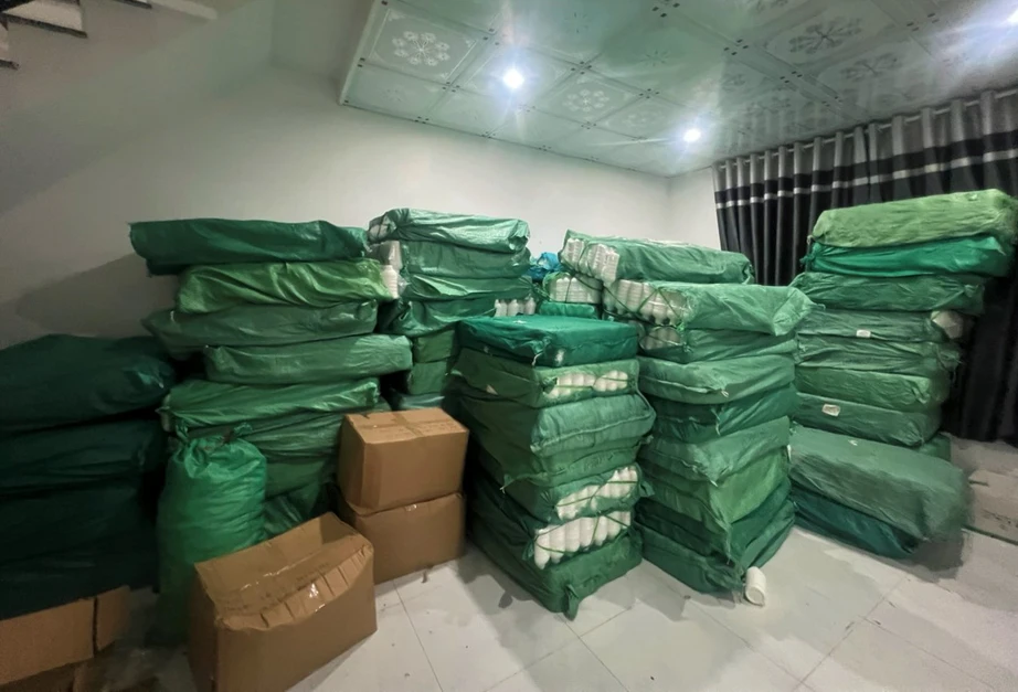 Triệt phá cơ sở nghi sản xuất hàng trăm tấn phân bón giả bán ra thị trường- Ảnh 2. Triệt phá cơ sở nghi sản xuất hàng trăm tấn phân bón giả bán ra thị trường- Ảnh 2.